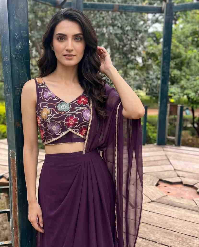 Close detail of the embroidered V-cut blouse and gold-edged pallu on the QISSA burgundy pre-draped farewell saree for KapdeWali